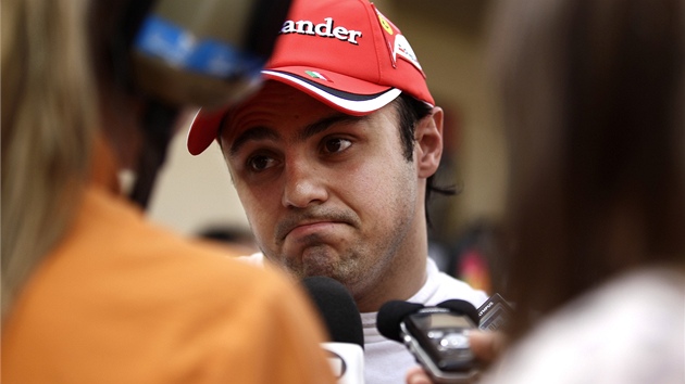 NCO SE POKAZILO. Brazilský pilot Felipe Massa odpovídá novinám po