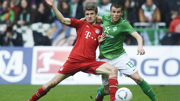 PETLAOVANÁ. Fotbalisté Thomas Müller z Bayernu (vlevo) a brémský Lukas