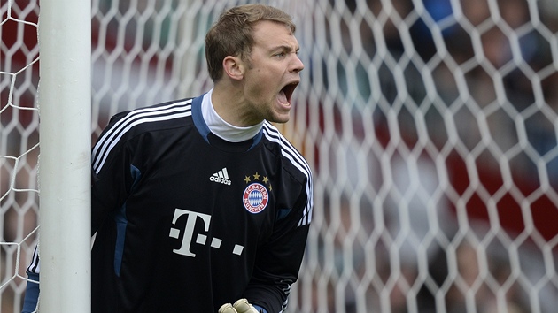 DIRIGOVÁNÍ OBRANY. Manuel Neuer, branká Bayernu, organizuje své spoluhráe v