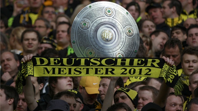 JASNÝ VZKAZ. Fanou�ci Borussie Dortmund dávají svým milá�k�m najevo, �e od nich