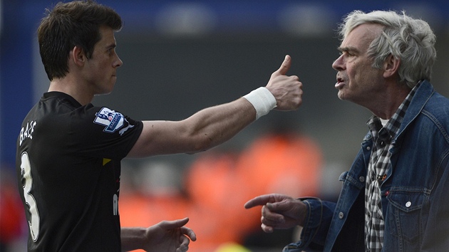 KONFLIKT. Gareth Bale z Tottenhamu (vlevo) si vymuje nzory s pznivcem Queens Park Rangers.
