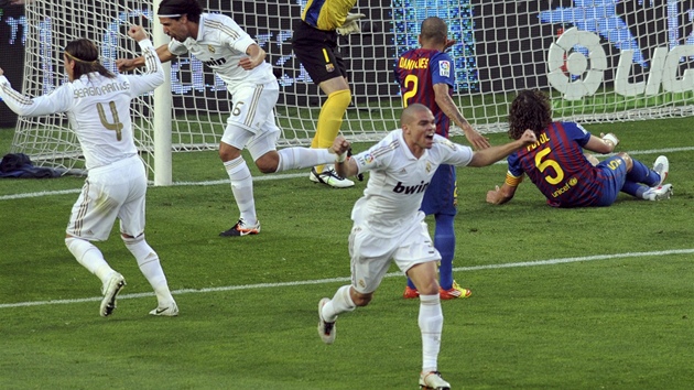 ZBSIL OSLAVA. Fotbalist Realu Madrid se rozbhaj do vech smr, aby si dn zajsali po tref Samiho Khediry (druh zleva).