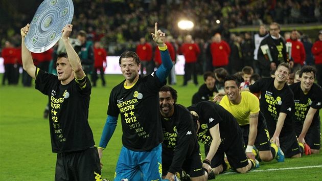 MISTROVSKÝ HAD. Fotbalisté Borussie Dortmund slaví s replikou poháru zisk