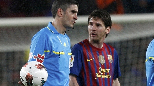 TAM BYL FAUL. Lionel Messi diskutuje s rozhodm Albertem Undianem.