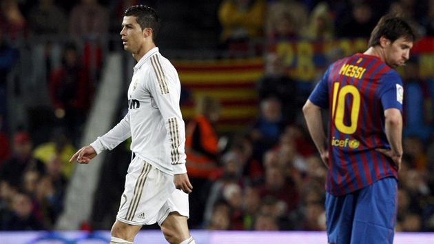 TE SE UKA. Cristiano Ronaldo prochz pot, co vstelil vtzn gl, kolem Lionela Messiho, soupee z Barcelony.