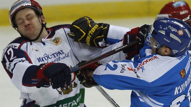 BOJ. V utkání Euro Hockey Tour se pouchuje ruský hokejista Nikita Nikitin