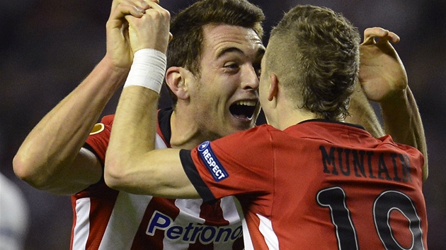 U� JEN KOUSEK... Ibai Gómez (vlevo) slaví sv�j zásah do sít� Sportingu s Ikerem