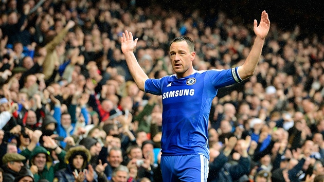 KAPITÁN - HRDINA. John Terry z Chelsea oslavuje gól, který vstelil do sít