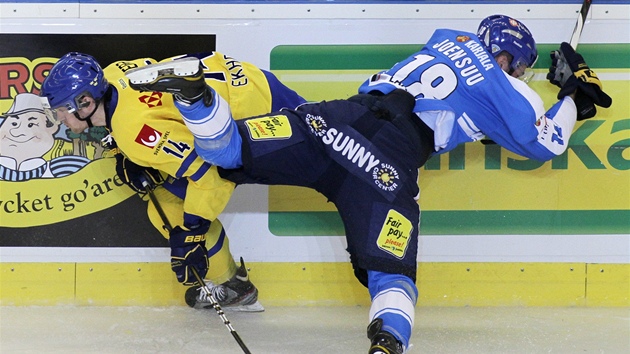 SRÁ�KA U MANTINELU. Fin Jesse Joensuu padá po st�etu s Mattias Ekholmem ze
