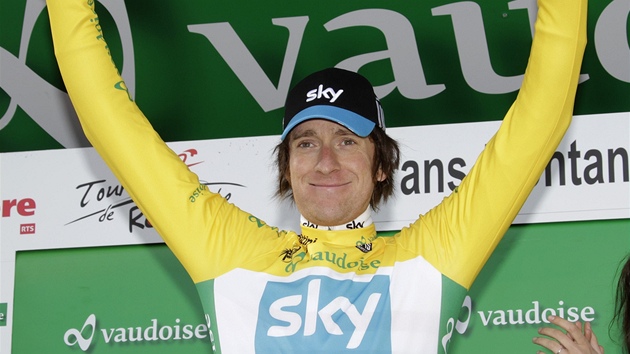 RUCE NAD HLAVOU. Brit Bradley Wiggins z tmu Sky slav vtzstv v etapovm zvod Kolem Romandie.