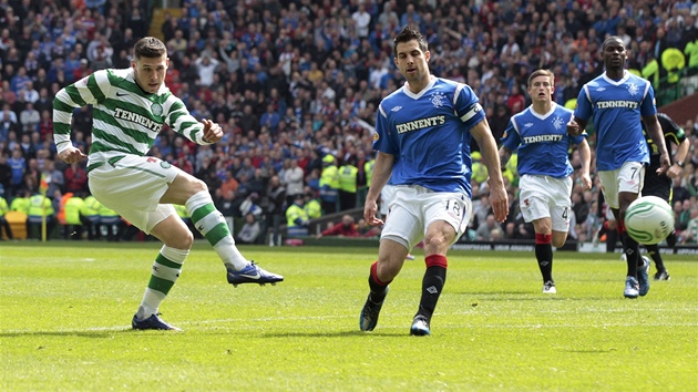 RÁNA A GÓL. Gary Hooper (vlevo) se v utkání proti Glasgow Rangers opírá do míe...