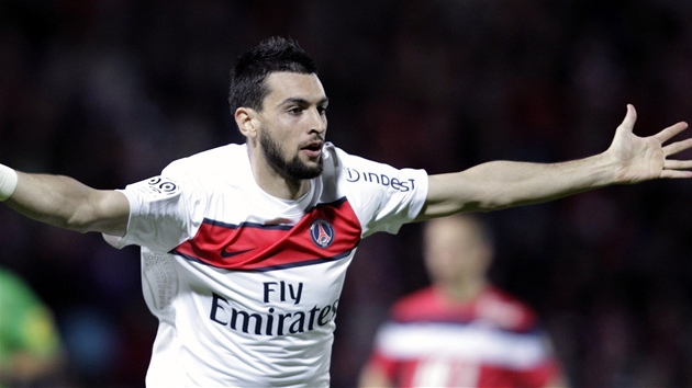 ROZP�A�ENÉ RUCE. Pa�í�ský fotbalista Javier Pastore jásá po svém zásahu do sít�