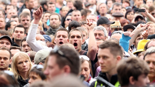 Zhruba dva tisíce lidí se v neděli vydaly na pochod Břeclaví. Chtěli vyjádřit