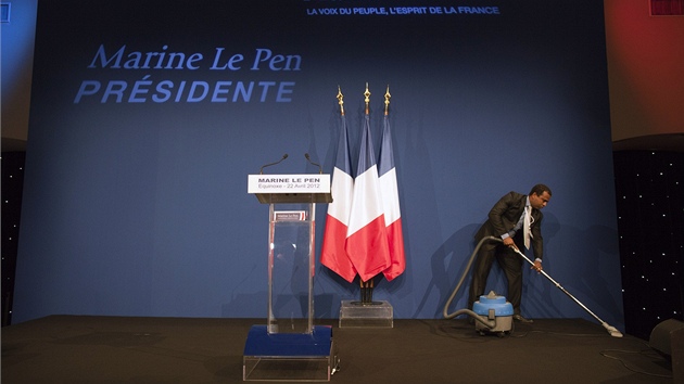 Francois Hollande v prvním kole porazil souasného prezidenta Sarkozy. Francouzi doufají, e nebude jen jeho stínem.