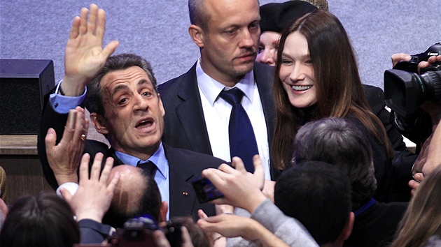 Francois Hollande v prvním kole porazil souasného prezidenta Sarkozy. Francouzi doufají, e nebude jen jeho stínem.