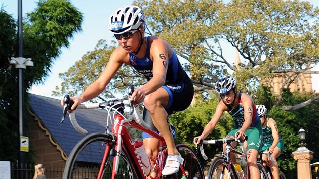 Triatlonistka Vendula Frintová v závodě Světové triatlonové série v Sydney
