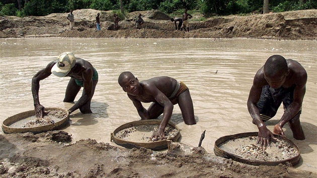 Hledai diamant v Sierra Leone na archivním snímku z roku 2000. Takzvané...