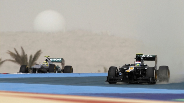 Trnink zvod formule 1. v Bahrajnu. Na snmku je v pravo vz Vitalije Petrova a vlevo Nica Rosberga na okruhu v Manm (20. dubna 2012)
