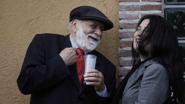 Sedmasedmdesátiletý Bernardo mluví s mladou enou na seznamovacím veírku ve...