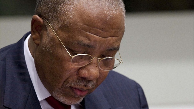 Charles Taylor bhem vynen rozsudku u Zvltnho tribunlu pro Sierru Leone  (26. dubna 2012)