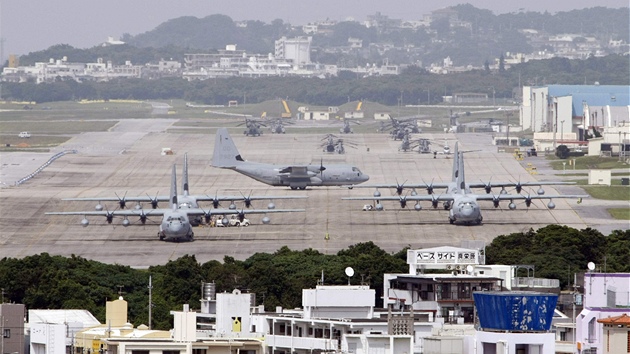 Americké letouny Hercules stojí na základn Futenma na japonském ostrov...