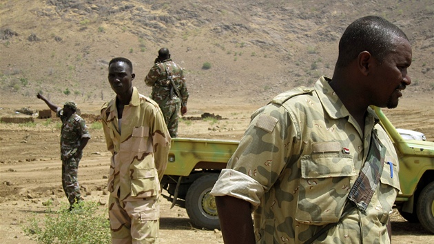 Jihosúdántí vojáci pi strái hranic nedaleko msta Talodi (12. dubna 2012)