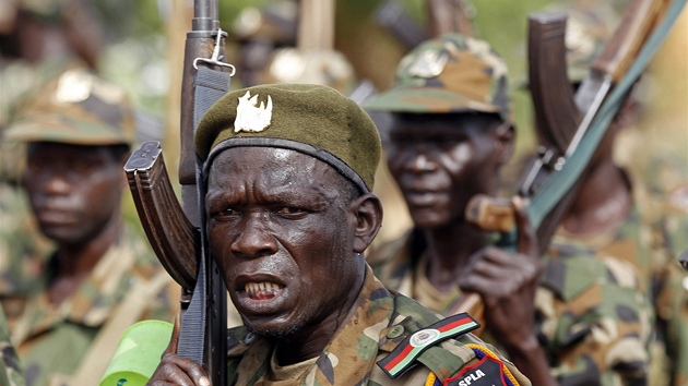 Jihosúdántí vojáci bhem cviení ve mst Bentiu (22. dubna 2012).