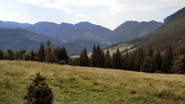 Ze sedla nad podiarskou kolibou je krásný výhled na panorama Malé Fatry.