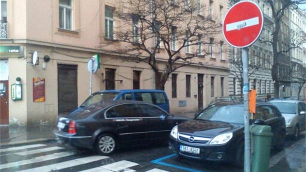 "V sedm hodin ve�er, kdy cyklisté projí�d�li Legerovou ulicí, �idi�i si