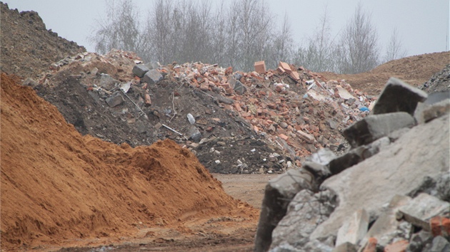 Lidé z Polanky protestují, že v areálu pískovny se skladuje různý stavební