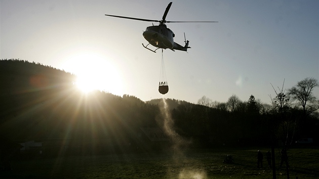 S likvidací rozsáhlého poáru v Beskydech pomáhaly i vrtulníky. (28. dubna 2012)