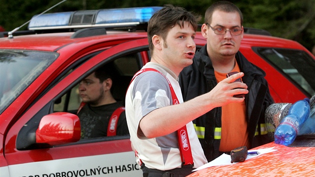 Profesionln i dobrovoln hasii likvidovali rozshl por v Beskydech u Starch Hamr na Frdecko-Mstecku. (28. dubna 2012)