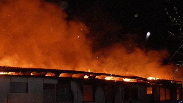 Plameny zniily ve tvrtek 19. dubna oputnou ubytovnu ve Dvoe Králové nad