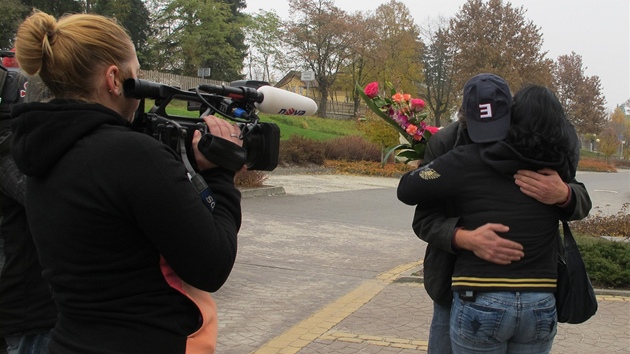 Vmna manelek - Lenka a Petr Koktovi pi shledn na konci naten.