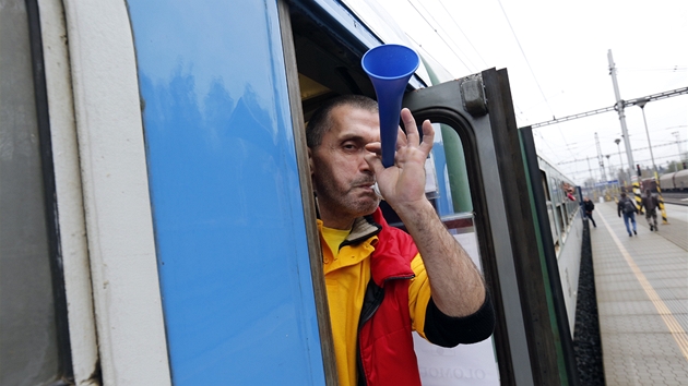 Odjdme! Odbori z Moravy cestuj vlakem na demonstraci do Prahy, kter se maj zastnit desetitisce lid (21. dubna 2012)
