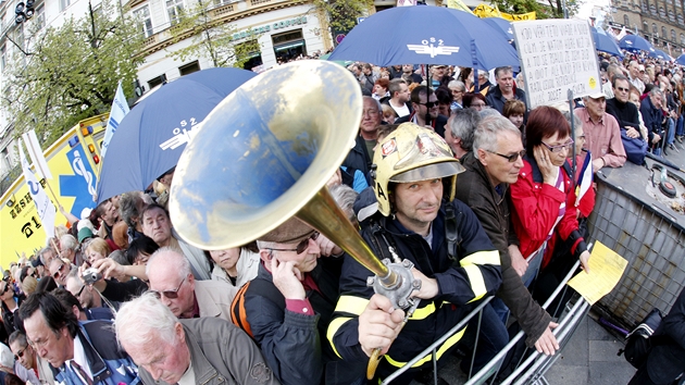 Odbori bhem demonstrace Stop vld na Vclavskm nmst v Praze. (21. dubna