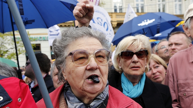 Odborái bhem demonstrace Stop vlád na Václavském námstí v Praze. (21. dubna