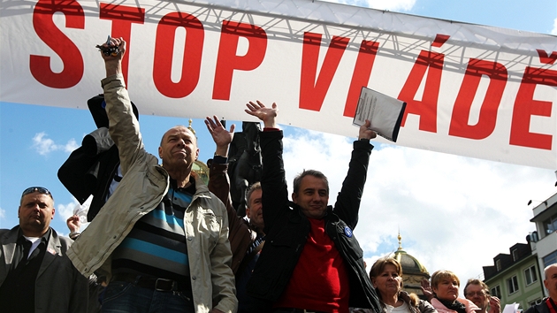 Odborátí pedáci na pódiu bhem demonstrace Stop vlád na Václavském námstí