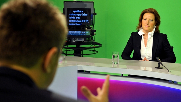 Místop�edsedkyn� vlády Karolína Peake v pra�ském studiu �eské televize, kde