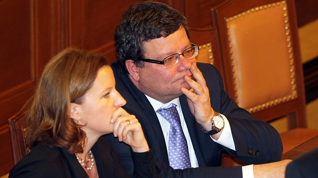 Vicepremiérka Karolína Peake a ministr obrany Alexandr Vondra ve Sn�movn� p�ed