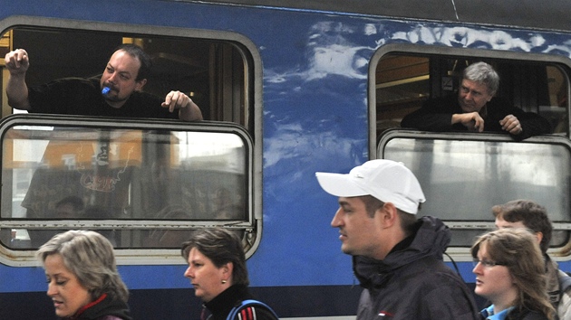 Odboráský vlak vyjídí z Ostravy na demosntraci do Prahy. (21. dubna 2012)