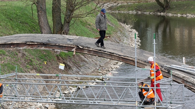 Dlníci pracují na oprav mostu U Ján pes eku Jihlavu.