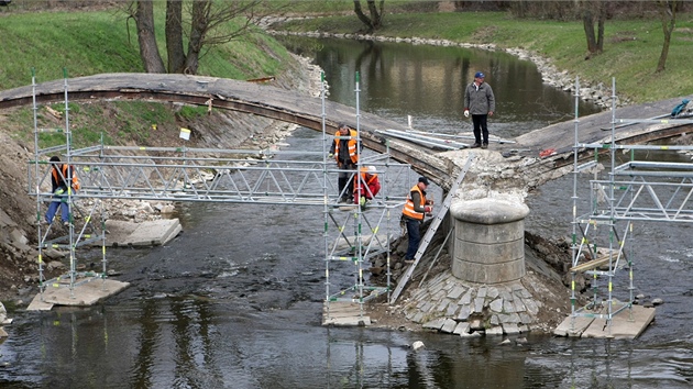 Dělníci pracují na opravě mostu U Jánů přes řeku Jihlavu.
