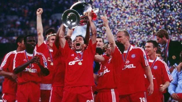 Fotbalisté Bayernu Mnichov se v roce 2001 radují z vítzství v Lize mistr.