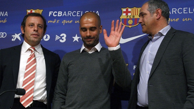 Sandro Rosell, prezident Barcelony, trenér Josep Guardiola a asportovní �editel...
