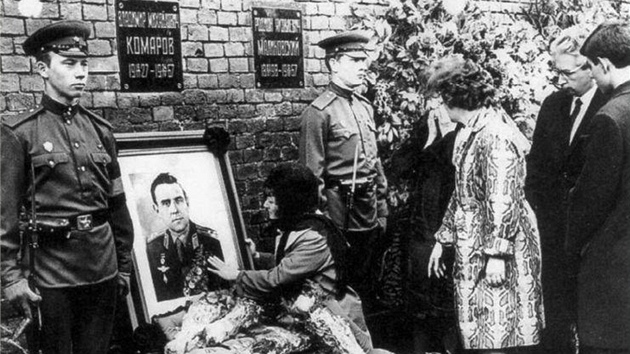 Pohřeb urny s popelem Vladimíra Komarova  do kremelské zdi. U obrazu se sklání