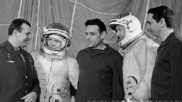 Posdky lod Sojuz-1 a Sojuz-2. Zleva: Gagarin, Chrunov, Komarov, Jelisejev a Bykovskij.