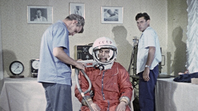 Vladimir Komarov jako nhradnk pro let Vostoku pi oblkn skafandru na kosmodromu Bajkonur v roce 1962