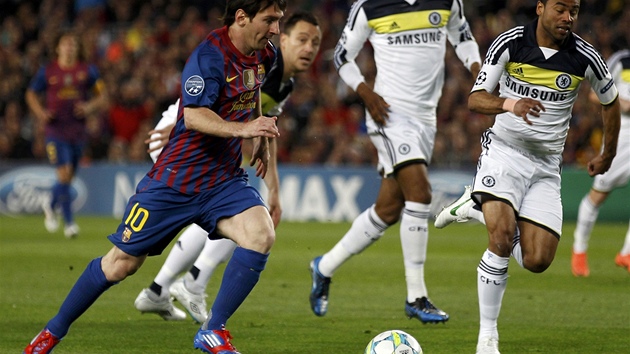 Na branku Chelsea se ítí barcelonský útoník Messi.