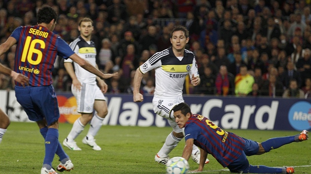 Sergio Busquets stílí první gól domácí Barcelony.